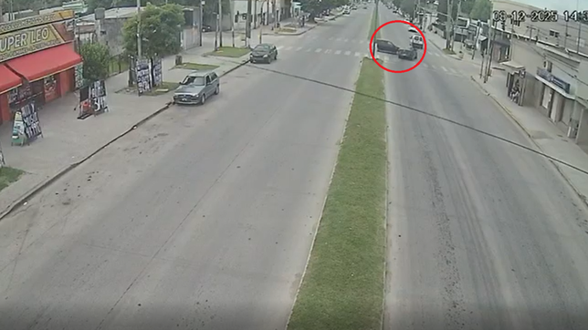 dos autos chocaron en la plata y uno termino impactando contra un semaforo