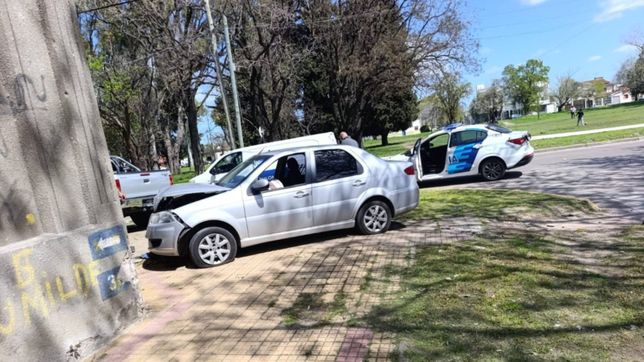 un auto se incrusto contra una casa tras chocar con una van en barrio hipodromo
