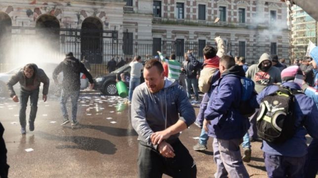 video: asi avanzo la policia sobre los trabajadores del astillero rio santiago
