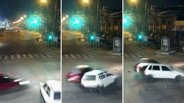 brutal choque en ensenada luego de que un auto cruzara con el semaforo en rojo brutal choque en ensenada luego de que un auto cruzara con el semaforo en rojo