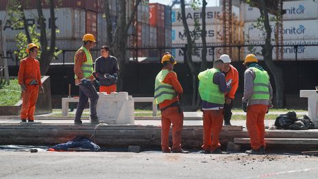 La actividad económica cayó 0,5% en mayo, pero registró una leve suba interanual