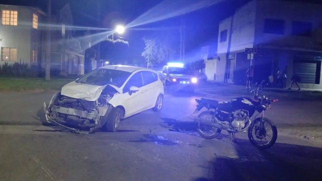 un joven de 25 anos murio tras chocar en moto contra un auto