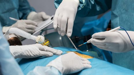 Investigan una presunta mala praxis que terminó en la muerte de un hombre en una clínica de La Plata Investigan una presunta mala praxis que terminó en la muerte de un hombre en una clínica de La Plata