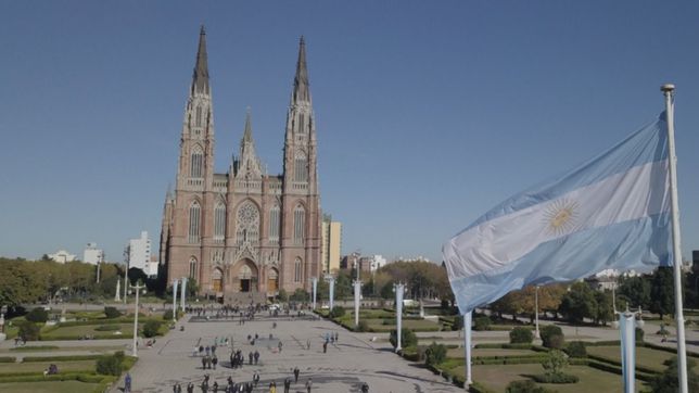 quienes repintan ano a ano el plano de la plata que pisamos todos los dias en plaza moreno