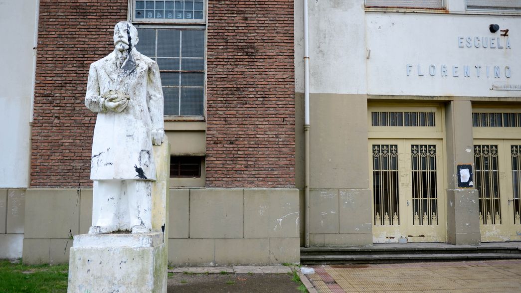 El director de una escuela de La Plata fue atacado a golpes por el padre de una alumna y terminó internado