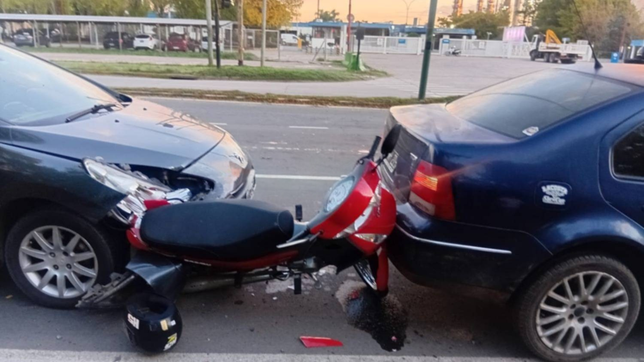 un choque en ensenada dejo a una motociclista atrapada entre dos autos