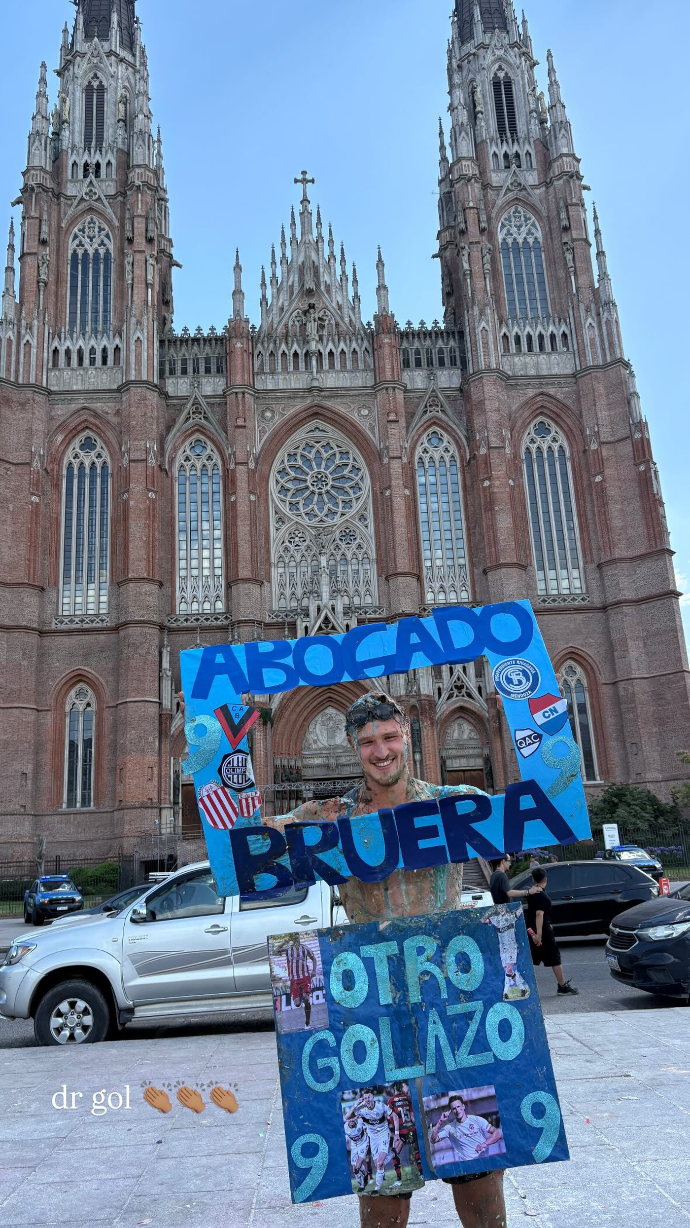 Facundo Bruera festejando su recibida frente a la Catedral