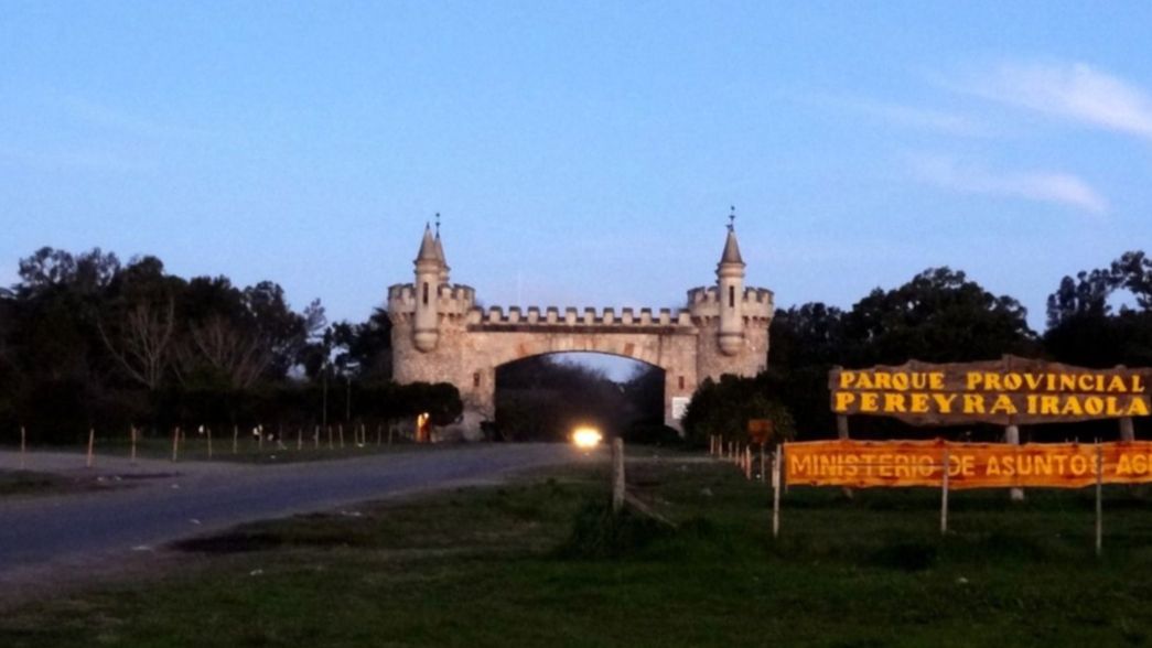 Con armas y palos, ladrones atacaron a un ciclista y le robaron en el Parque Pereyra