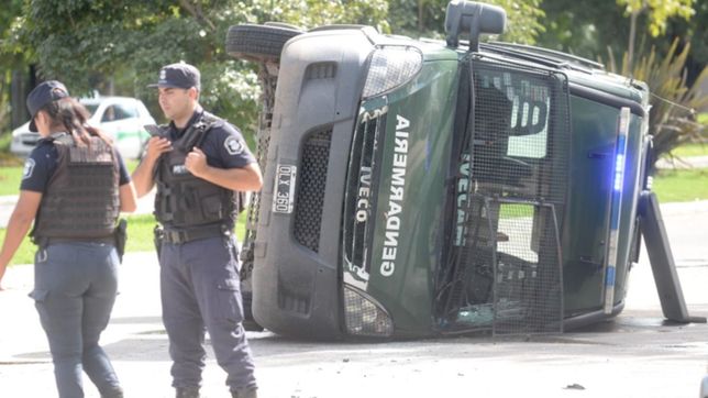 cuarentena accidentada: un camion de la gendarmeria choco y volco en 13 y 532