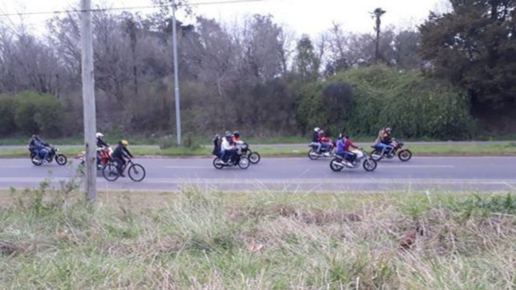 Denuncian que un grupo de motos corría picadas, chocaron a un ciclista y lo dejaron tirado