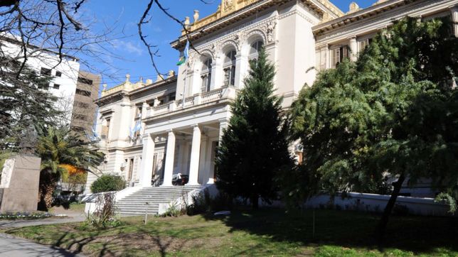 una pareja de platenses fue procesada por estafas en la direccion de escuelas