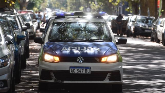 robaron un maletin con $60 mil a un repartidor de lacteos mientras descargaba mercaderia en la plata