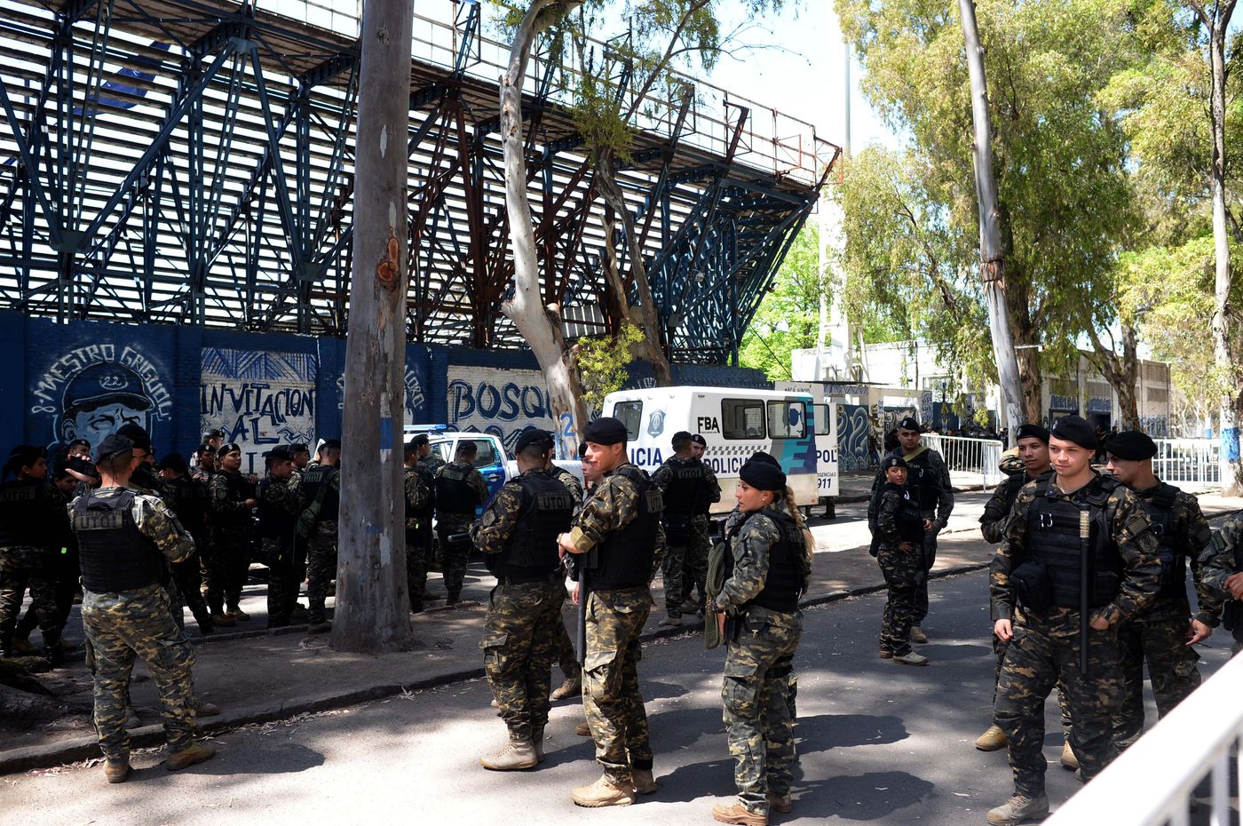 Operativo policial Bosque Gimnasia (6).JPG