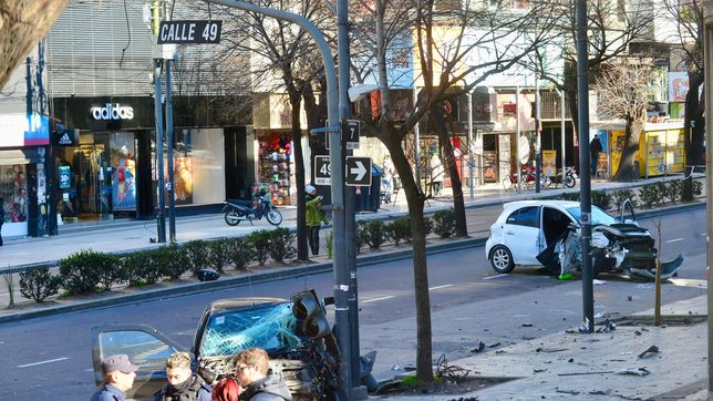 bomberos y paramedicos tuvieron que liberar a dos personas atrapadas en el impactante choque de este sabado