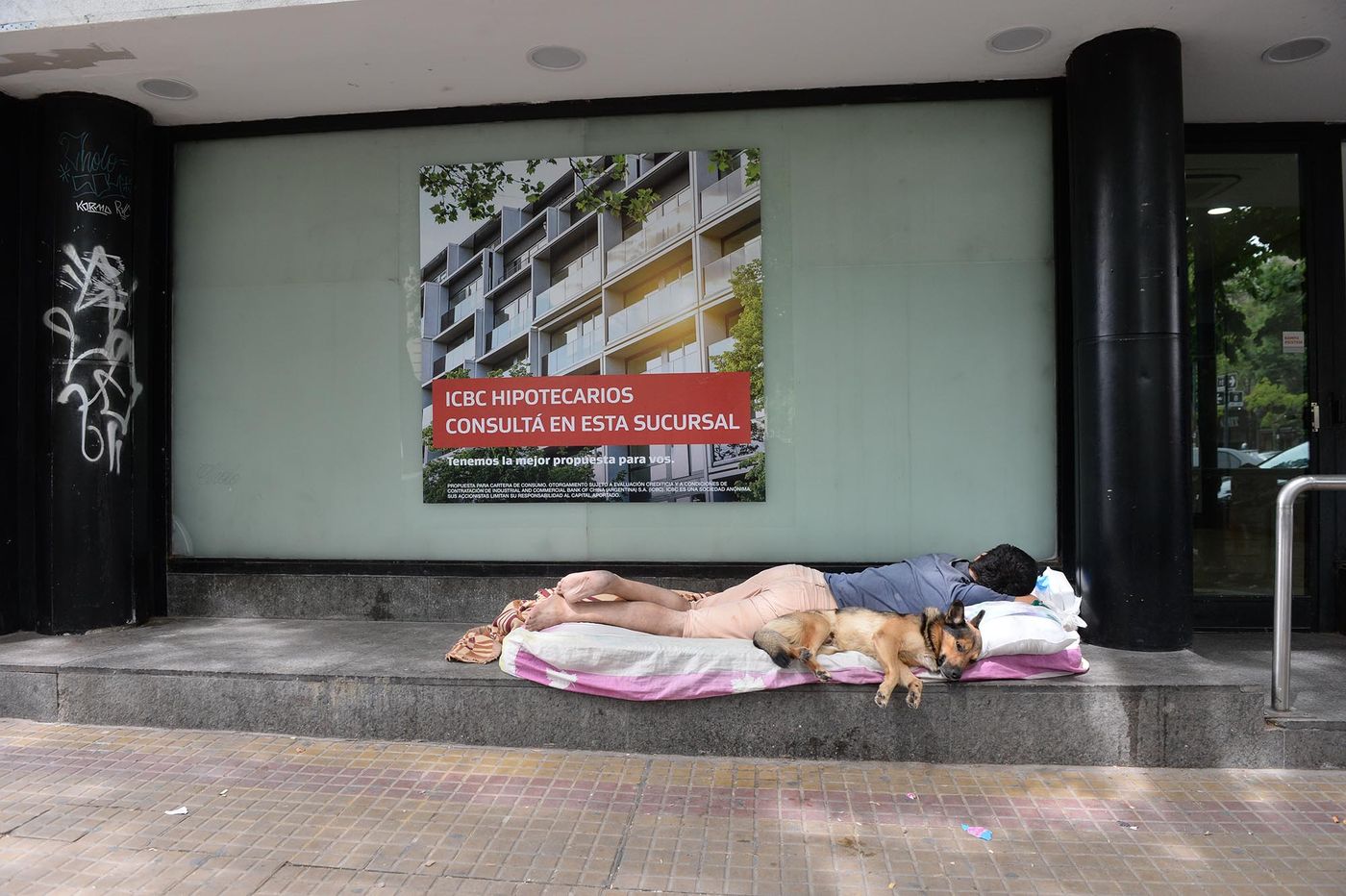 calle 8 y 53 indejente pobre pobreza situacion de calle banco ICBC.jpg