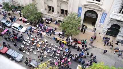 Una calle de La Plata se convirtió en aula a cielo abierto en defensa la educación
