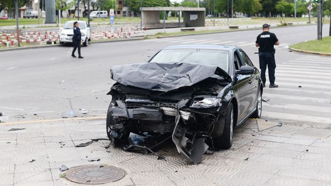 tres autos chocaron en plena avenida de circunvalacion y terminaron destrozados