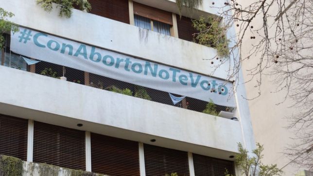 ?con aborto no te voto?, la bandera que colgaron de un balcon del centro platense