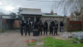 la policia lo buscaba por un violento robo a una verduleria de la plata y cayo con droga y municiones