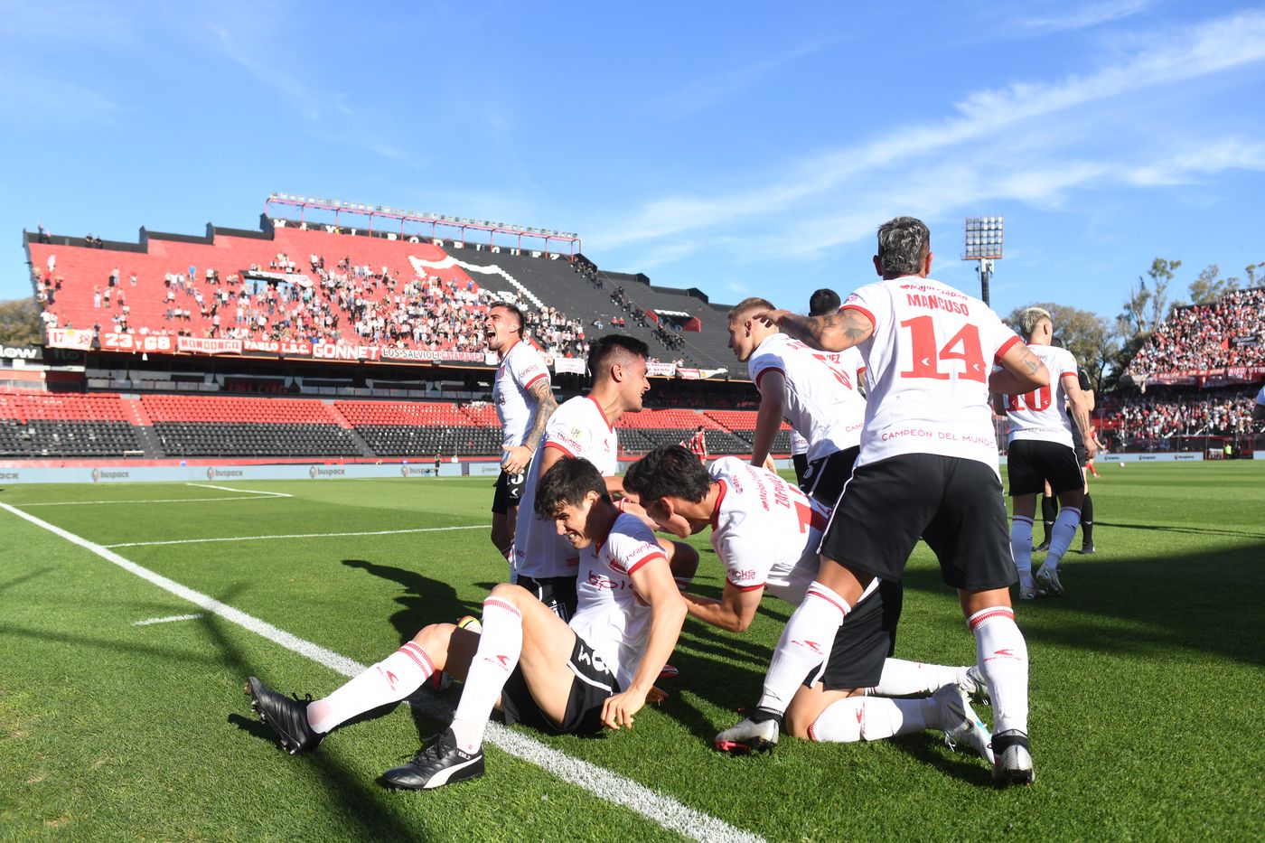Estudiantes Huracán festejo gol 2.JPG