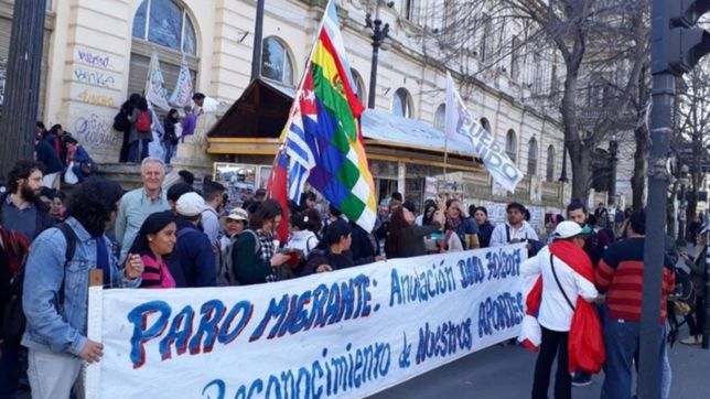 migrantes en la plata salen a la calle para protestar contra el gobierno