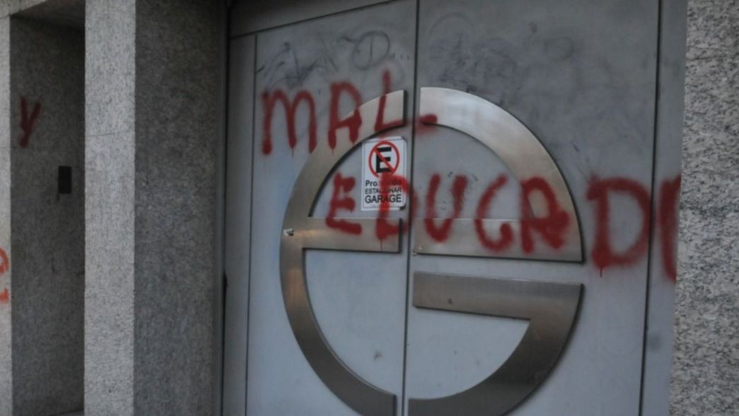 Furia contra Fernando Burlando: pintaron paredes, puertas y ventanas de su estudio en 8 entre 55 y 56