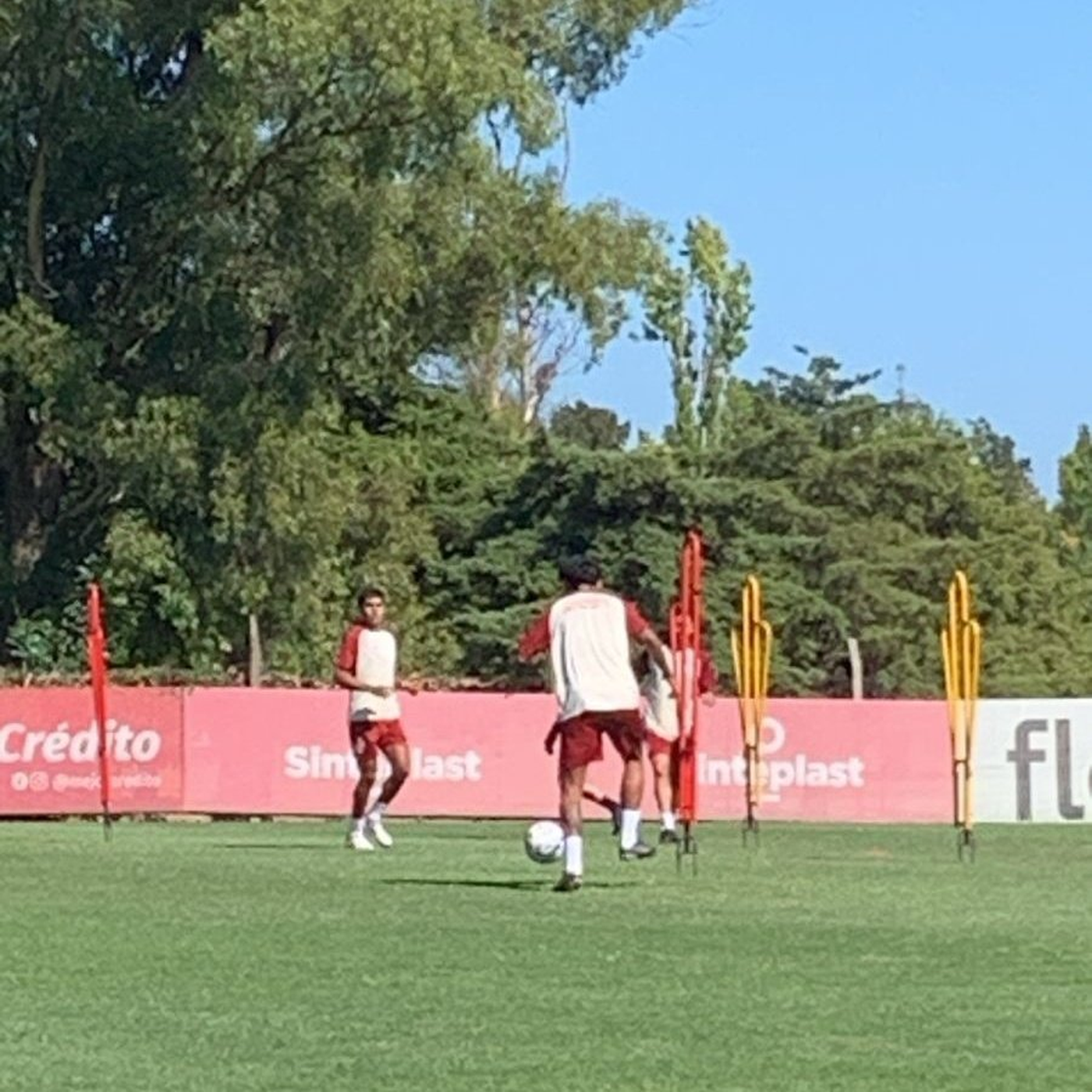 Cristian Medina entrenándose con Estudiantes en City Bell.
