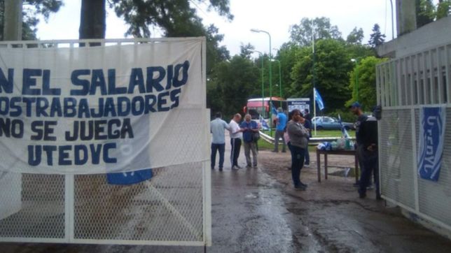 los trabajadores de gimnasia reclaman por su sueldo con una retencion de tareas