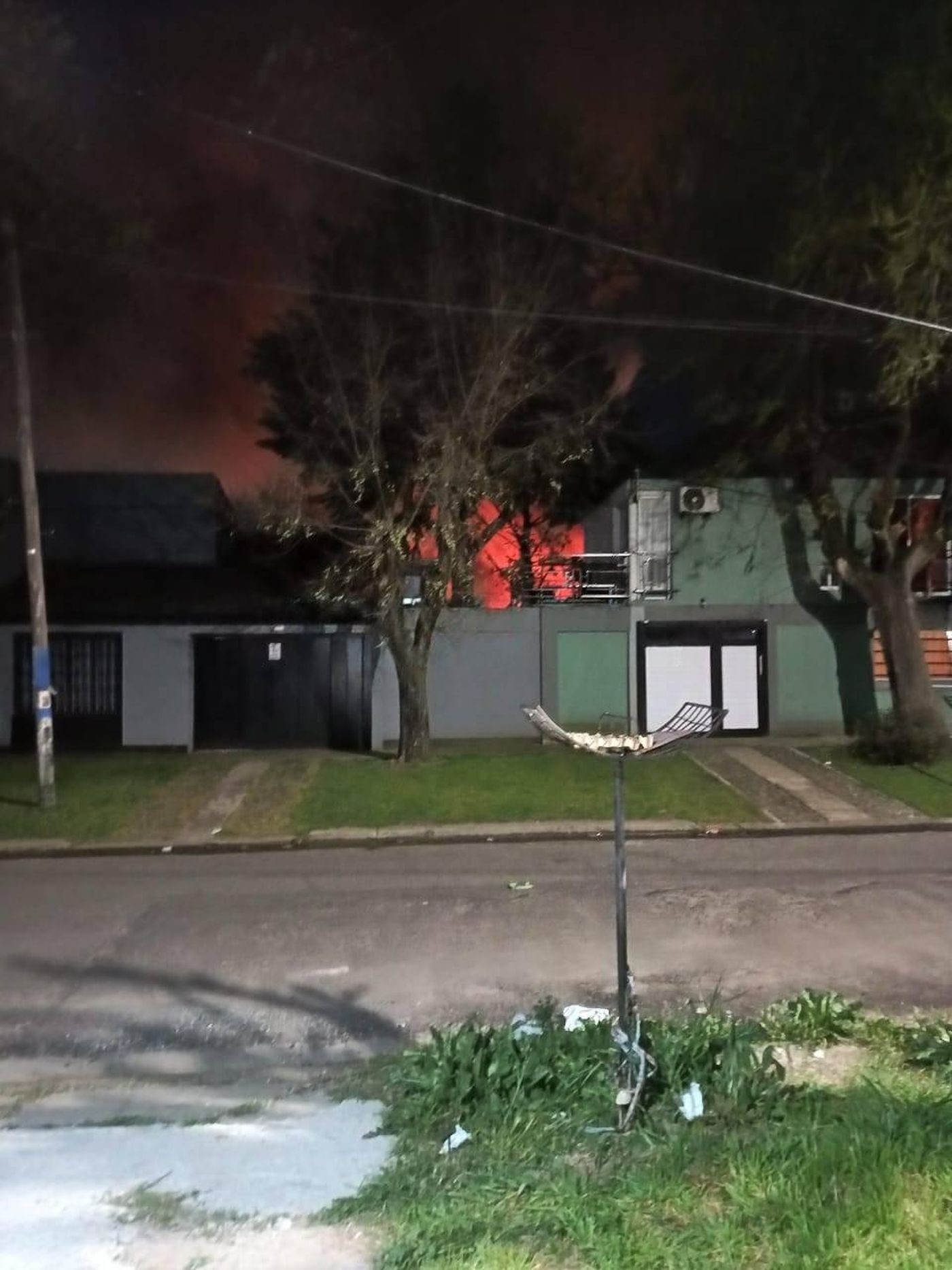 Las llamas envolvieron por completo la vivienda ubicada en 116 entre 75 y 76, en Villa Elvira