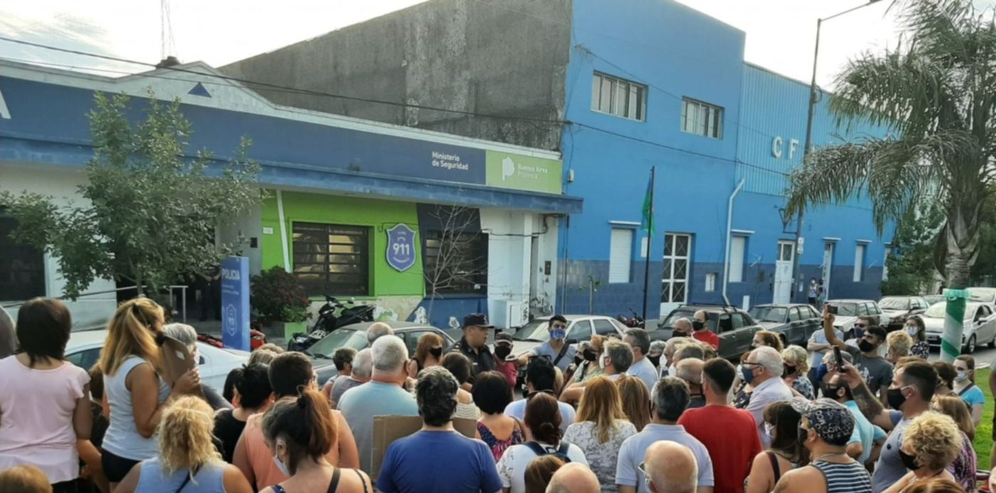 Marcha comisaría Los Hornos