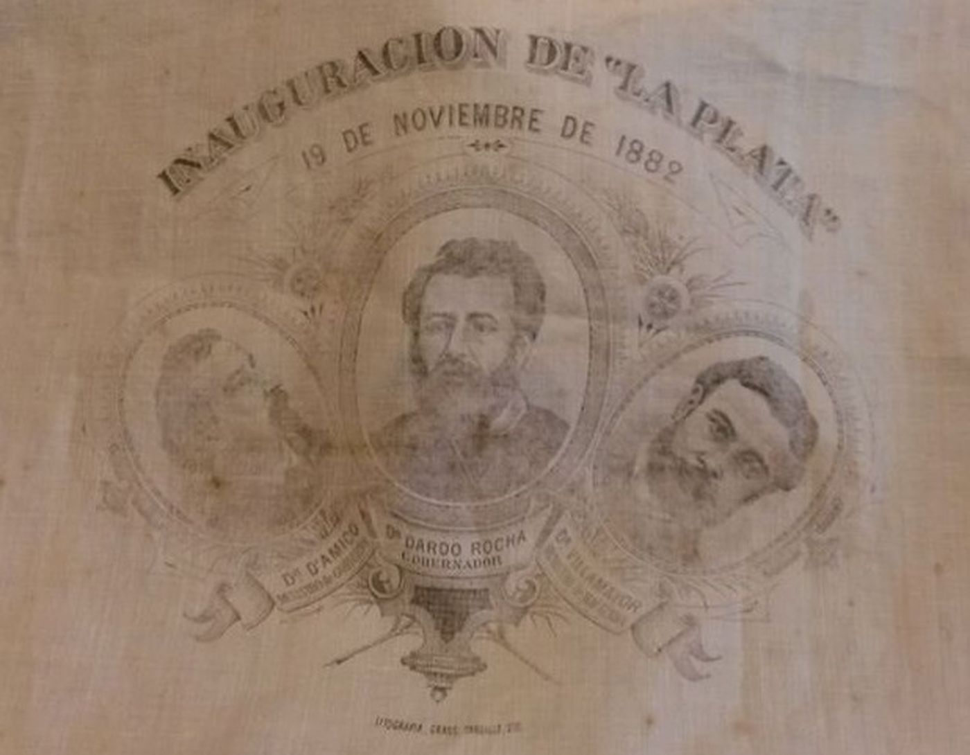 Pa&ntilde;uelos distribuidos el 19 de noviembre que anuncian la "inuaguraci&oacute;n" de la ciudad.