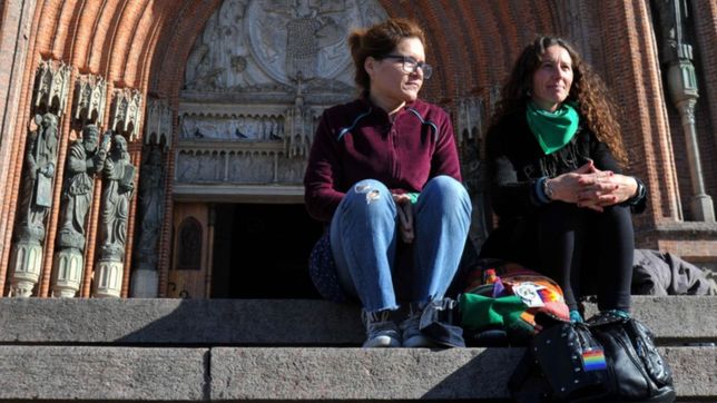 el ritual de los apostatas: platenses que eligen dejar de pertenecer a la iglesia catolica