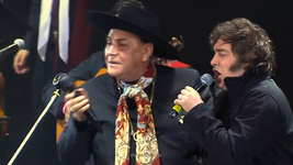milei se subio al escenario de jesus maria, canto con el chaqueno palavecino y fue ovacionado milei se subio al escenario de jesus maria, canto con el chaqueno palavecino y fue ovacionado
