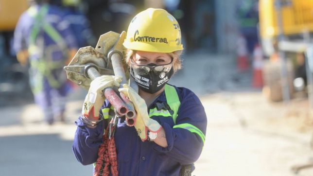 0221.com.ar | Carolina Contreras primera andamista mujer de La Plata