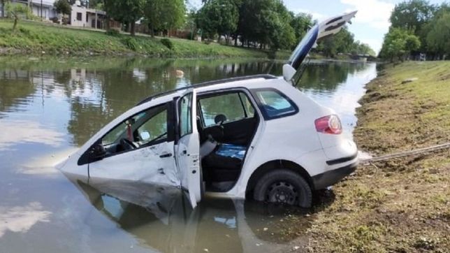 un jubilado se descompenso, choco contra una moto y se cayo a un canal