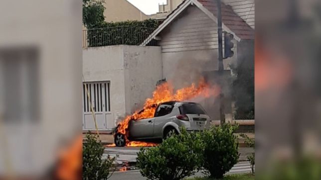 tension y susto en la loma: se incendio un auto en medio de la calle