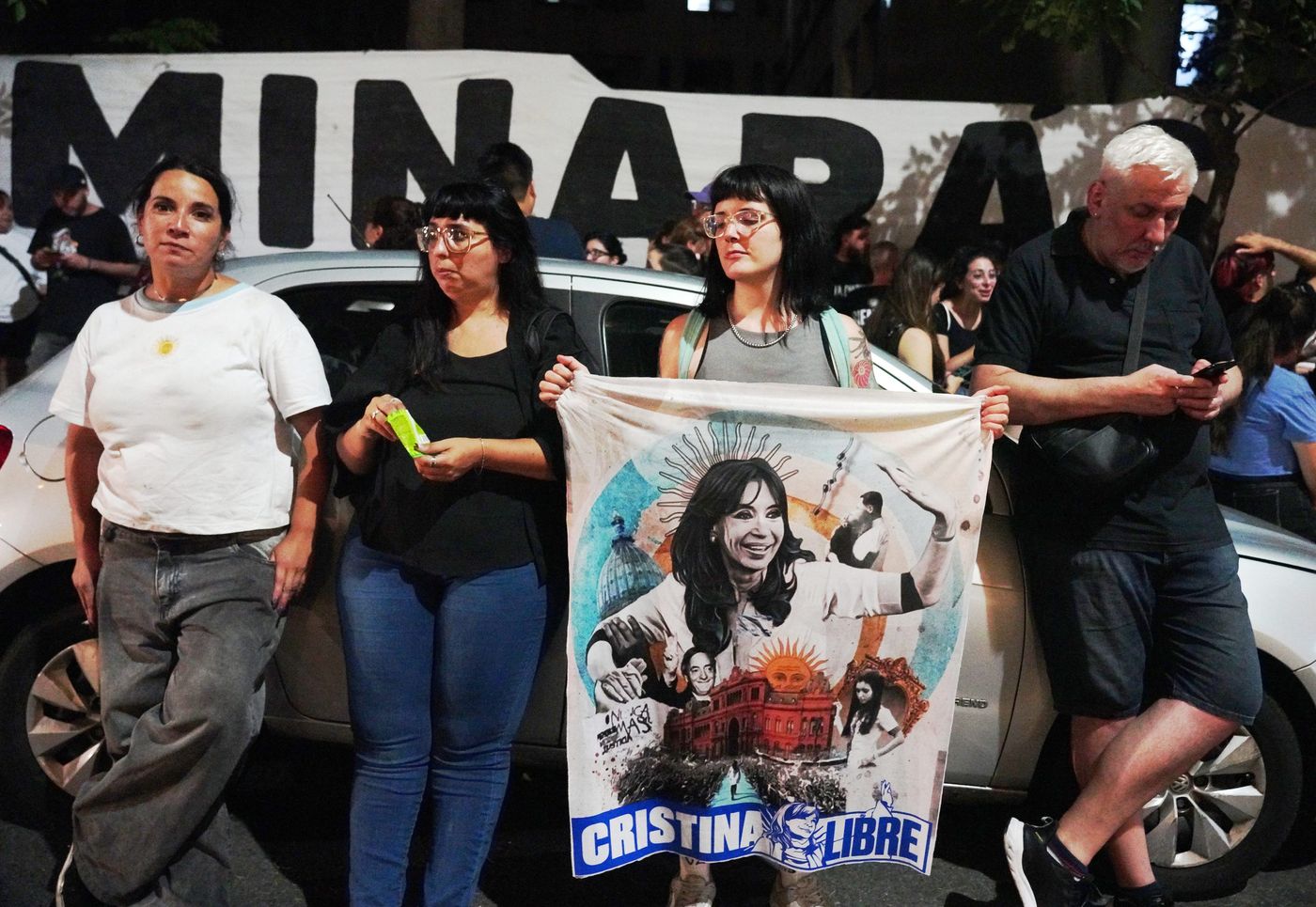 Algunos de los militantes que se acercaron al Sanatorio Otamendi para acompañar a Cristina Kirchner
