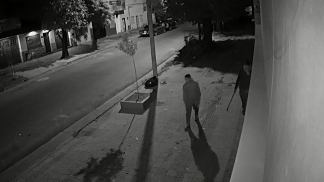 vecinos en alerta: grabaron a dos ladrones barreteando puertas en un barrio de la plata