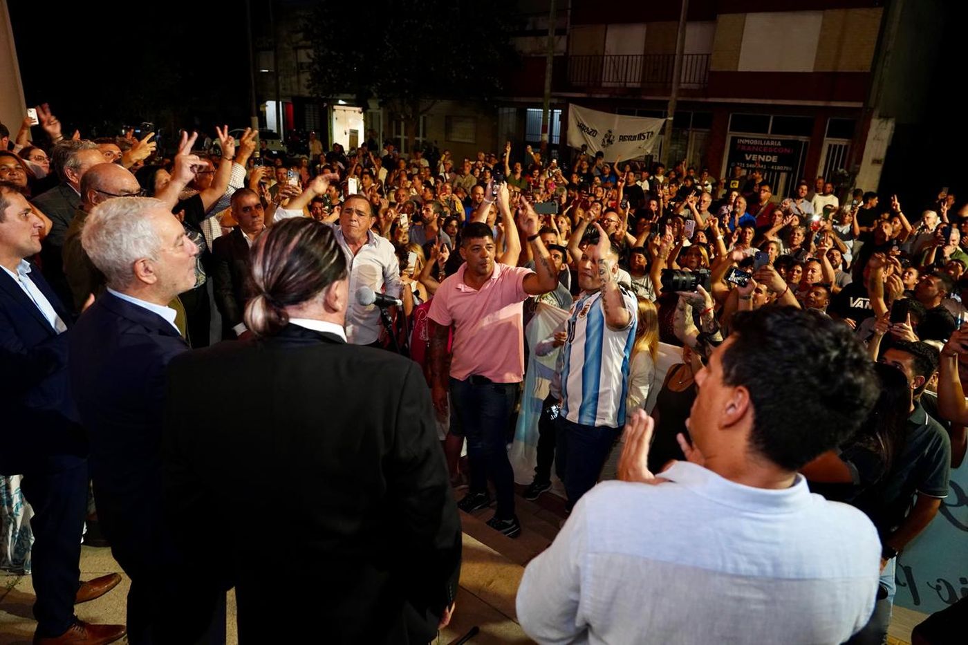 Alak frente a un centenar de personas que se acercaron a homenajear a Per&oacute;n en la Iglesia San Francisco de La Plata