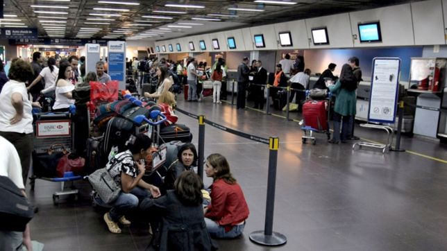otro dia complicado para volar: demoras en aeroparque por una asamblea de pilotos