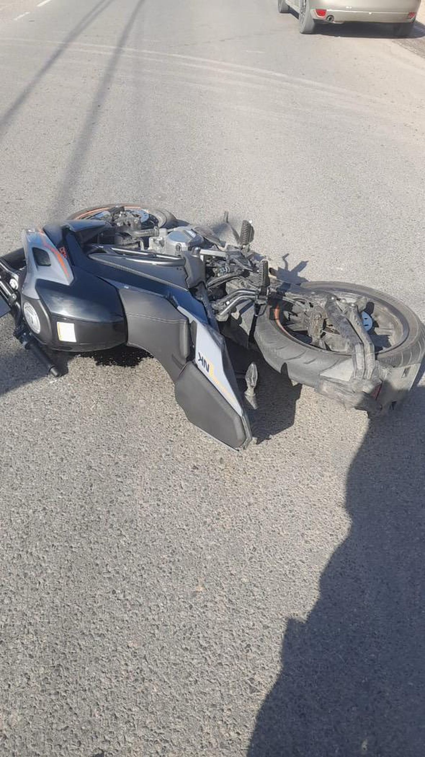 La moto en la que viajaban los heridos del accidente en City Bell