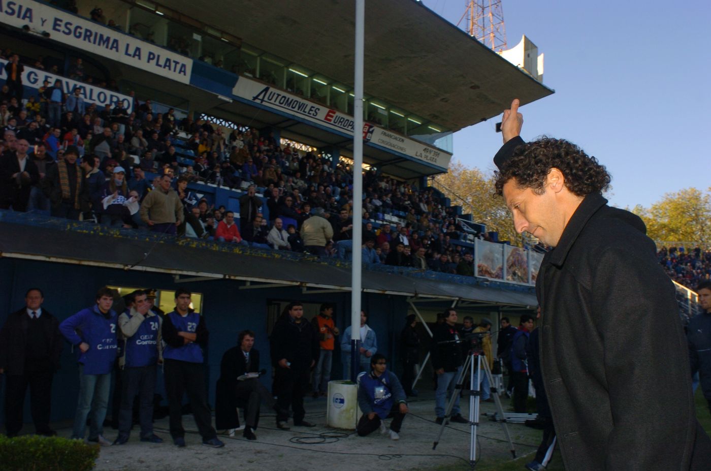 Pedro Troglio, saludando a los hinchas en el Bosque.