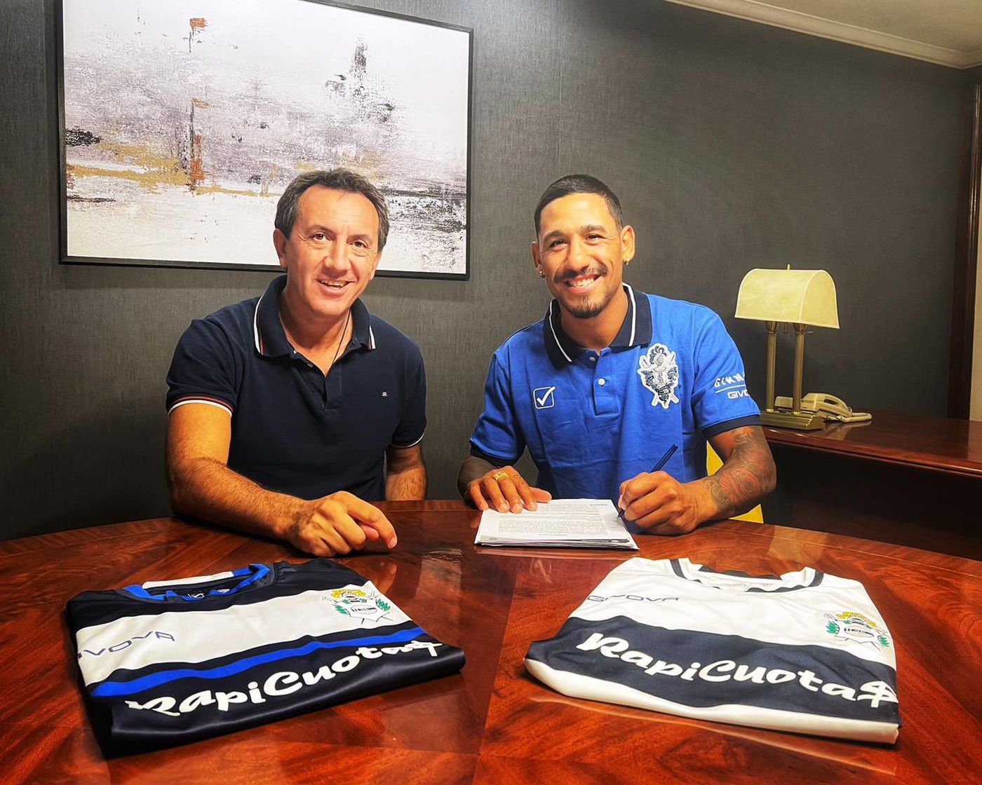 Yonathan Rodríguez firma Gimnasia.jpg