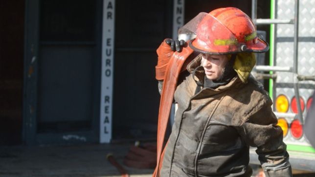 incendio, evacuados y tension en un edificio en pleno centro de la plata