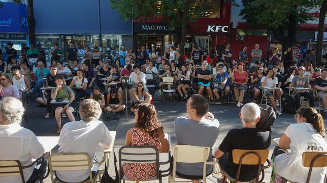 un sector de docentes de la unlp realizo una clase publica frente al rectorado