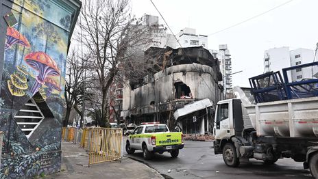 Se realizará una demolición mecánica del depósito quemado en La Plata