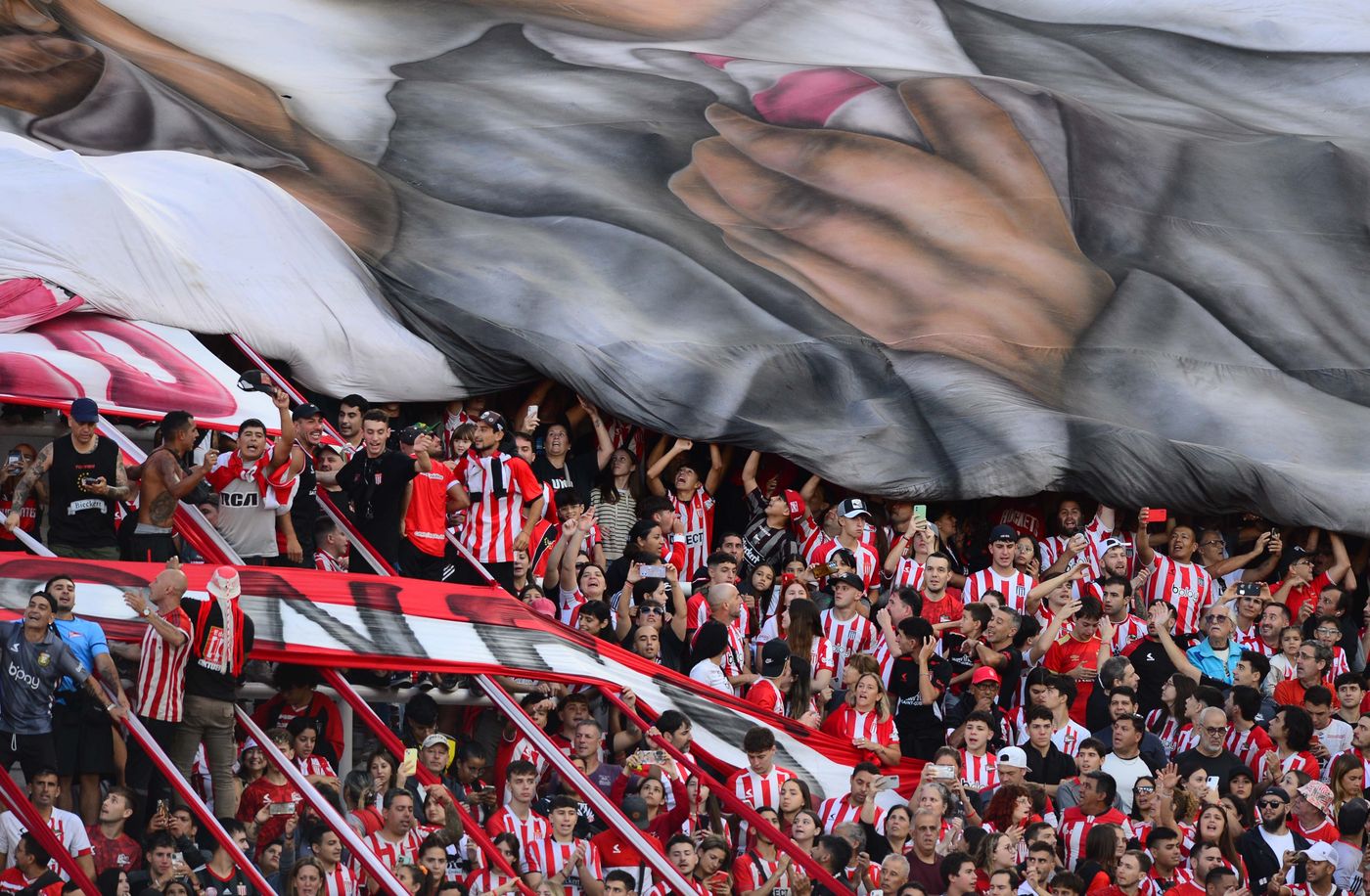 Estudiantes Newells Hinchada UNO.jpg