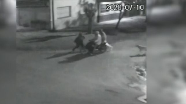 brutal ataque y robo de dos motochorros a una mujer en la plata