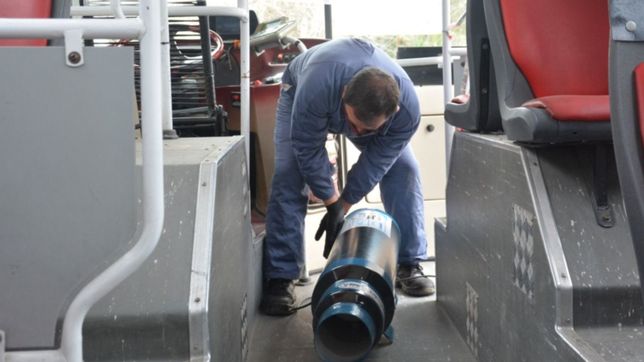 tras los casos de coronavirus, la linea 202 desinfecta los micros con una cabina de ozono