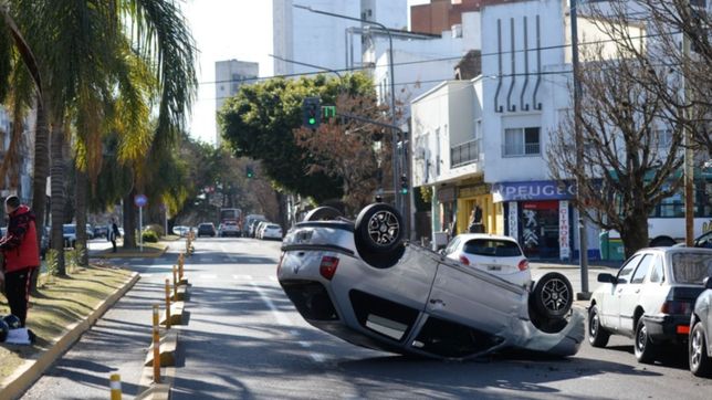 un auto volco en pleno centro y hubo gran revuelo en la zona